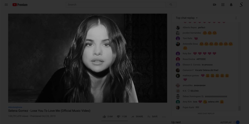 Escuche el doble sonido en el video de YouTube. Eso, por ejemplo, en el video de YouTube de Selena Gomez: Lose You To Love con la extensión del navegador Turn Off the Lights habilitada.