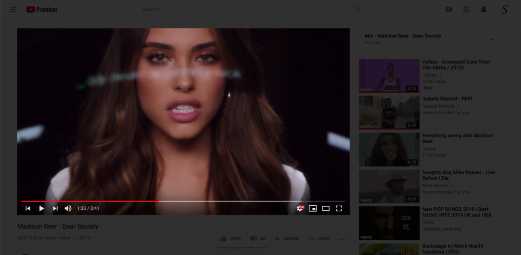 YouTube plus sombre dans Google Chrome avec l'extension Turn Off the Lights Chrome qui met en évidence uniquement le lecteur vidéo