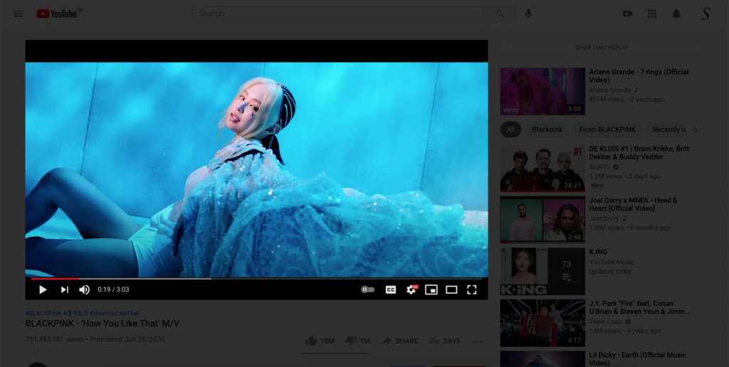 Konzentriere dich auf das Video, das auf dem YouTube-Video BLACKPINK - 'How You Like That' M/V