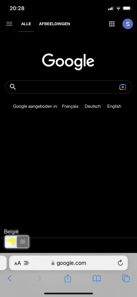 ツールバーにパズルのピースのアイコンがあるApple Safari iOS 16。Safariの拡張機能「Turn Off the Lights」がバックグラウンドで有効になっている状態。